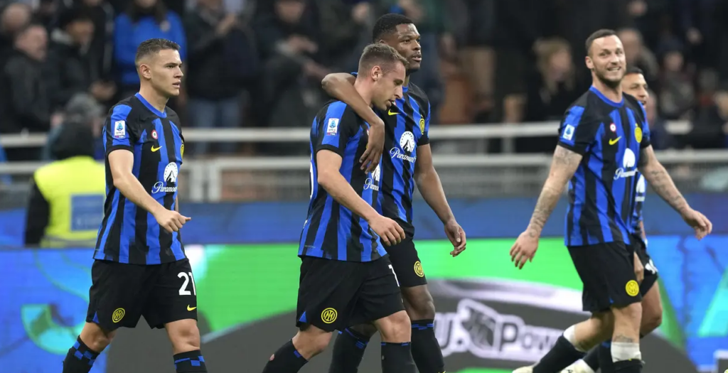 Hasil Liga Italia: Inter Milan Semakin Nyaman di Pucuk Klassemen Selesai Acara pesta Gol ke Gawang Atalanta Charupathib.com, Jakarta Inter Milan semakin kuat di pucuk klassemen Liga Italia 2023/2024 selesai menang mutlak 4-0 atas Atalanta di pertandingan menunda minggu ke-21 di Giuseppe Meazza, Kamis pagi hari WIB (29/02/2024).