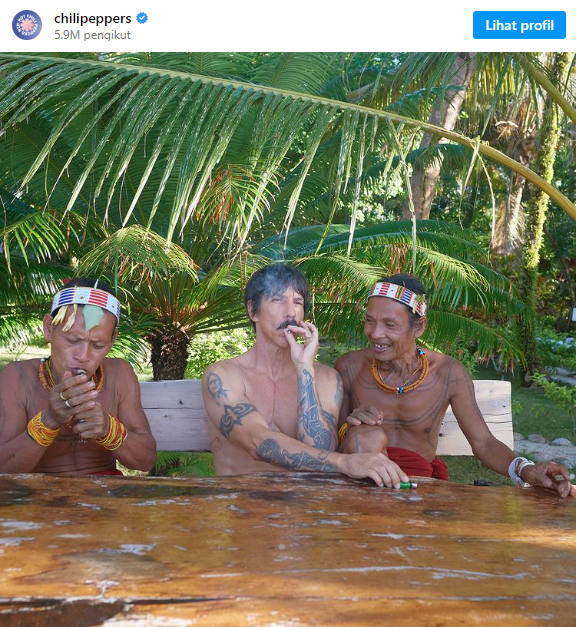 Penyanyi Red Hot Chili Peppers Anthony Kiedis Berlibur ke Mentawai